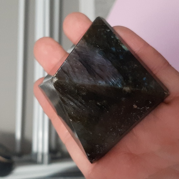 Labradorite pyramid - Picture 2 of 4